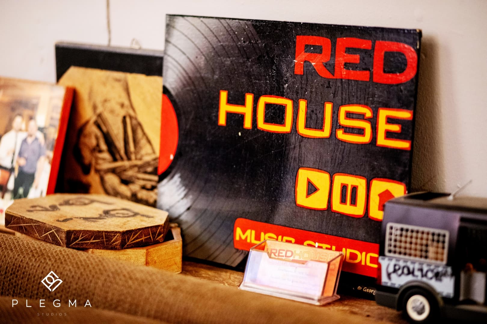 REDHOUSE MUSIC STUDIOS logo